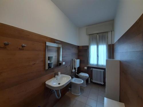 bagno con lavandino e servizi igienici di Gardenia Guest House a Forlì