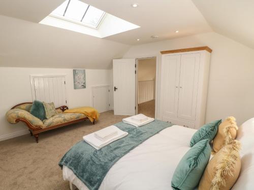 ein Schlafzimmer mit einem großen Bett und einem Dachfenster in der Unterkunft Oak Cottage in Sheffield