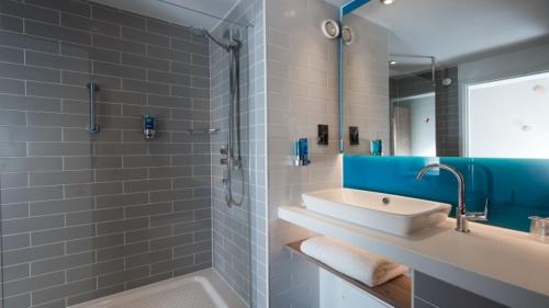 Bilik mandi di Holiday Inn Express - Nice - Grand Arenas by IHG