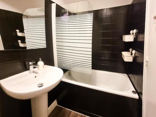 une salle de bain avec un lavabo, des toilettes et une baignoire dans l'établissement Les Arènes, 1 à 6 personnes en centre ville, à Nîmes