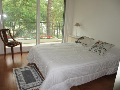 - une chambre avec un lit, une fenêtre et une chaise dans l'établissement Appartement Pour 4 Personnes- Residence Sporting House, à Hossegor