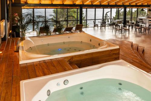 uma grande banheira de hidromassagem no meio de um quarto em Hotel Alt Interlaken em San Carlos de Bariloche