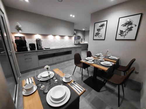 a kitchen and dining room with a table and chairs at Rezydencja Biały Dworek in Wisła