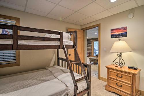 Giường tầng trong phòng chung tại Boyne Falls Hideaway - Walk to Mountain Resort!