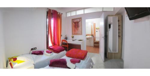 Pokój z łóżkiem, biurkiem i kuchnią w obiekcie B&B Casa Alfareria 59 w Sewilli