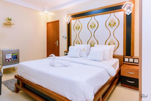 En eller flere senge i et værelse på Hôtel La Principauté Douala Bonapriso