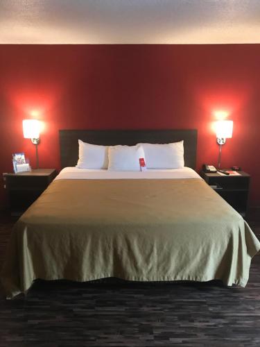 a large bed in a hotel room with two lamps at Econo Lodge in Mifflintown