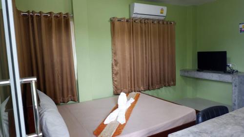 ein Zimmer mit einem Tisch und einem Handtuch darauf in der Unterkunft Amazon Resort in Surat Thani