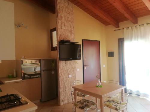 TV o dispositivi per l'intrattenimento presso One bedroom appartement at Castelsardo 500 m away from the beach with sea view furnished terrace and wifi