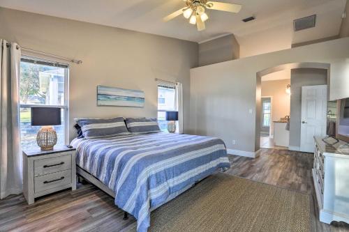 Katil atau katil-katil dalam bilik di Dog-Friendly Lake Home with Dock about 25 Mi to Disney!