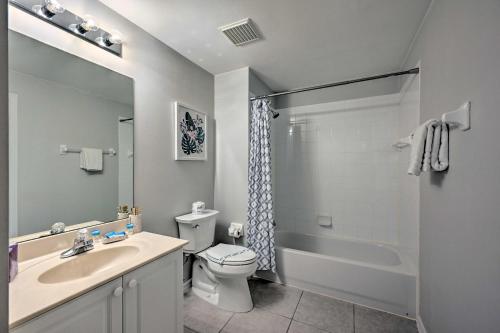 那不勒斯Quiet Lely Resort Condo with Pool - 2 Mi to Golf!的带水槽、马桶和淋浴的浴室