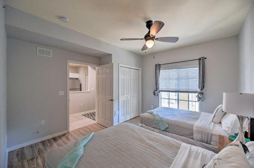那不勒斯Quiet Lely Resort Condo with Pool - 2 Mi to Golf!的带两张床和吊扇的卧室