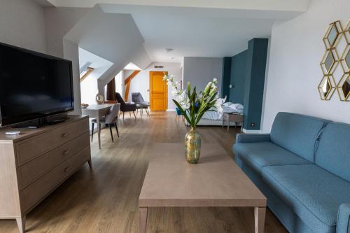 Télévision ou salle de divertissement dans l'établissement Le Diana Hôtel & Spa