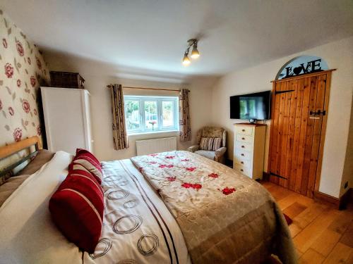 una camera con un grande letto e una finestra di Our beautiful large Suite room with a Double bath with Shower ensuite - It has a full Kitchen boasting stunning views over the Axe Valley - Only 3 miles from Lyme Regis, River Cottage HQ & Charmouth - Comes with free private parking ad Axminster