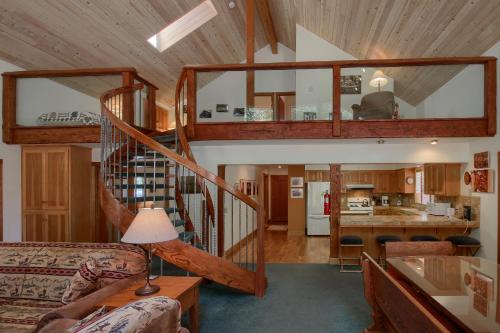 92R Jolie Cabin – Photos 2