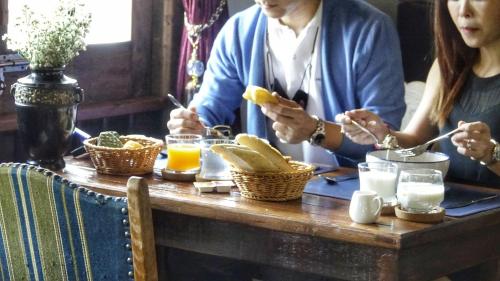 ホテルの敷地内または近くでの食事または食べ物