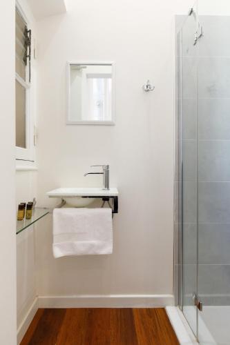 une salle de bain avec un lavabo et une douche dans l'établissement Villa Maiffret 1, à Cannes