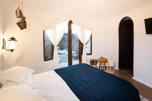 a bedroom with a bed and a window at Pensiunea Dealul Verde in Porumbacu de Sus