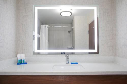 Koupelna v ubytování Holiday Inn Express Hotel & Suites Fort Collins by IHG