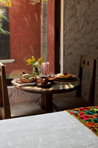 een tafel met twee borden eten en een drankje bij Camino Mexicano Hotel & Resort in Tuxtla Gutiérrez