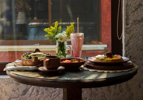 een tafel met borden eten en drinken bij Camino Mexicano Hotel & Resort in Tuxtla Gutiérrez