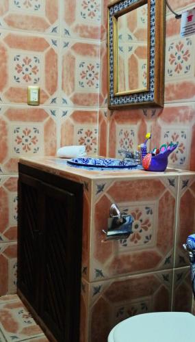 a bathroom with a sink and a mirror at Camino Mexicano Hotel & Resort in Tuxtla Gutiérrez