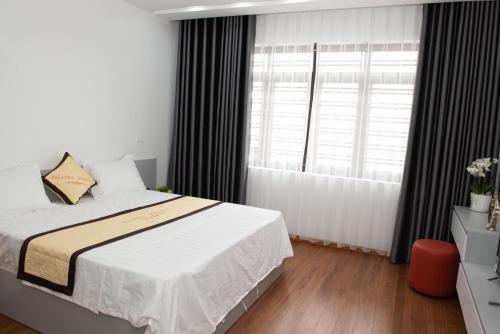 1 dormitorio con cama y ventana grande en Balanha homestay 1, en Ninh Binh