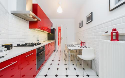 Modern Urban Escape - Old Town Apartment - by Upstairs