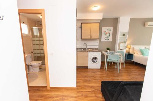 salon i kuchnia ze zlewem w obiekcie House by the sea w Maladze