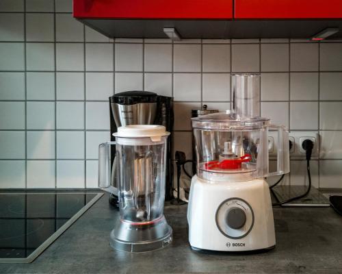 a blender sitting on a counter in a kitchen at Gemütliches Ferienhaus - ankommen und wohlfühlen in Husum