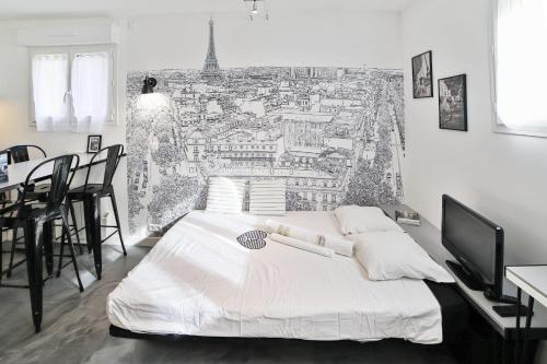 1 dormitorio con 1 cama con un dibujo de la torre Eiffel en Charming and calm studio at the heart of Alfortville nearby Paris - Welkeys, en Alfortville