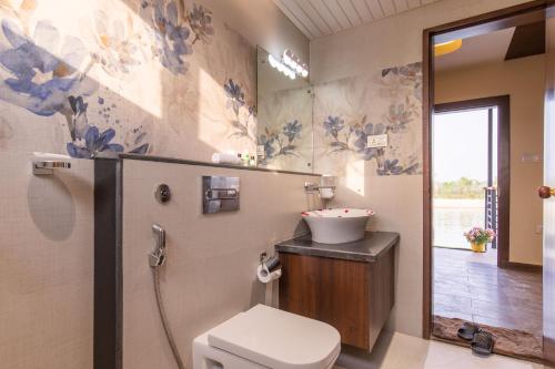 Ένα μπάνιο στο Lumbini Palace Resort