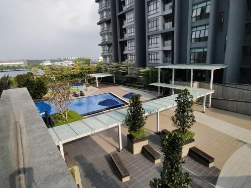 莎阿南POOLVIEW Geniehome 3BR Free100mbps and Carpark at Utropolis Shah Alam的建筑物屋顶上的游泳池