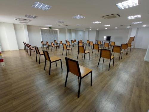 a room with a bunch of chairs in a room at Hotel Manacá in Sacramento