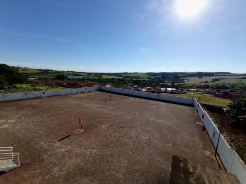 an empty roof of a building with the sun in the sky at Hotel Manacá in Sacramento