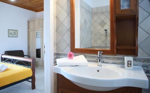 a bathroom with a sink and a mirror at Casa Serenata in Pinakokhórion