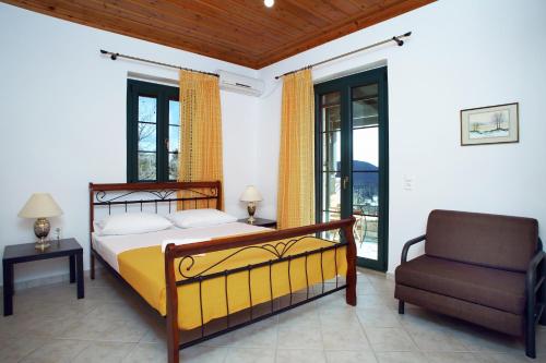 a bedroom with a bed and a chair at Casa Serenata in Pinakokhórion