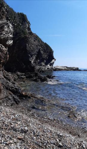 a rocky beach with the ocean in the background at Villetta dal Ganzetto in Rio Marina