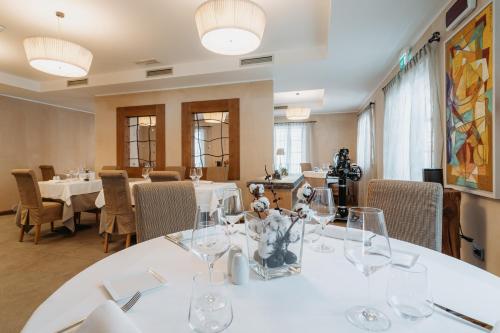 a dining room with a table with wine glasses on it at Hotel Chalet Del Brenta in Madonna di Campiglio