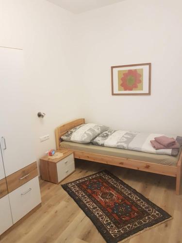 Llit o llits en una habitació de Gerald`s Apartment 16
