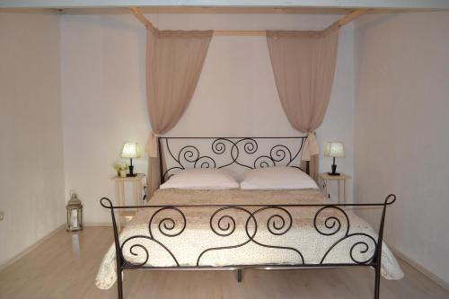 Casablanca-Brgulje في Brgulje: سرير في غرفة نوم مع مصباحين على الأرض