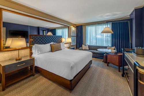 une chambre d'hôtel avec un lit et un canapé dans l'établissement Omni Oklahoma City Hotel, à Oklahoma City