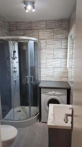 uma casa de banho com um chuveiro, um WC e um lavatório. em Appartement T1 central pour cures courts séjours em Saint-Paul-lès-Dax