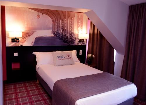 Кровать или кровати в номере Hotel Victoria Lyon Perrache Confluence