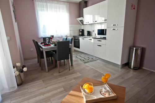 Kuchyň nebo kuchyňský kout v ubytování House Monte Cherpo