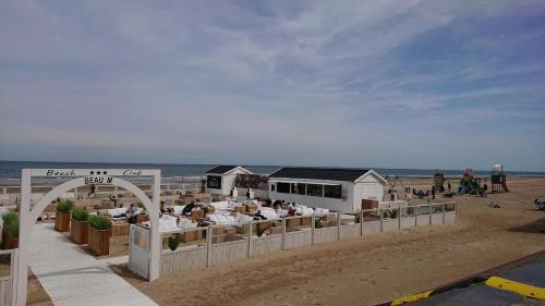 a restaurant on the beach next to the ocean at Studio Algarve in Middelkerke
