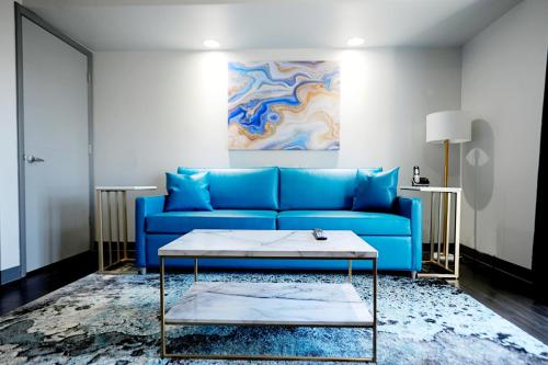 Ein Sitzbereich in der Unterkunft Z Loft Extended Stay Hotel