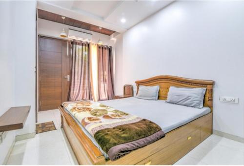 een slaapkamer met een groot bed en een raam bij Ideal 3bhk apartment!Downtown in New Delhi