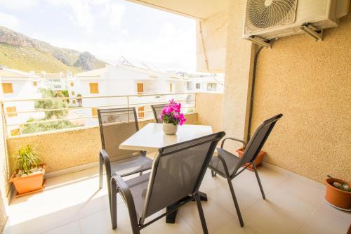 Un balcón o terraza de Precioso piso recientemente reformado con wifi y ac