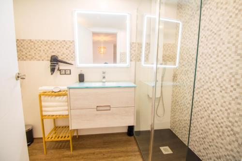 Beautiful apartment recently renovated with wifi and A c photo 3